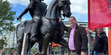 Shifër e jashtëzakonshme/ Flet mërgimtari që kontribuoi me rreth 170 mijë euro për vendosjen e monumentit të Skënderbeut në Gjakovë
