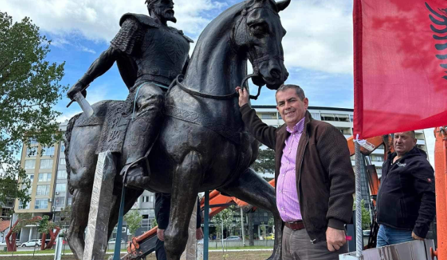 Shifër e jashtëzakonshme/ Flet mërgimtari që kontribuoi me rreth 170 mijë euro për vendosjen e monumentit të Skënderbeut në Gjakovë