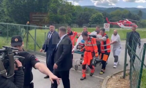 Momenti kur kryeministri sllovak futet në spital, i mbuluar e i rrethuar nga mjekët