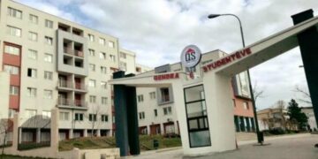 Konvikti numër 2 në Prishtinë përfshihet nga zjarri