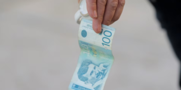 Zbatimi i rregullores së re nuk po përfillet – Pagesat po vazhdojnë me euro dhe me dinarë