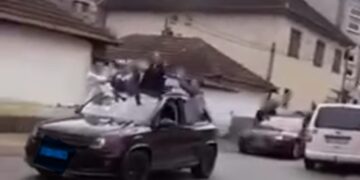 Policia dënon disa persona, kishin dalë me gjysmën e trupit në xhamat e veturës