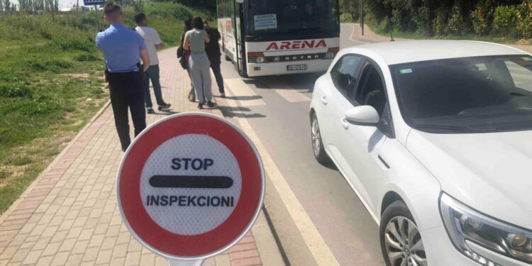 Inspektorati i Prishtinës në aksion, gjobitë dhe konfiskon targat e kompanive që ndalen për të marrë dhe zbritur udhëtarë