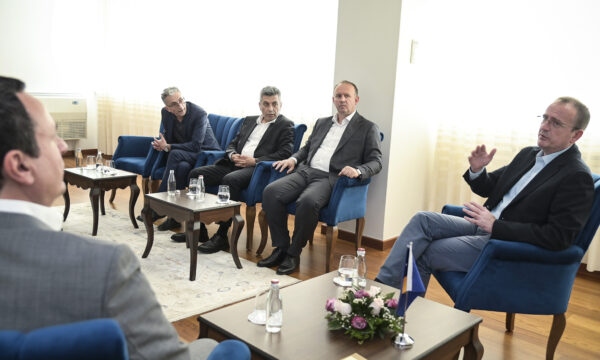 Kurti pret në Qeveri VLEN-in që pritet të hyjë në qeveri me Mickoskin, flasin për ndikim rus e serb