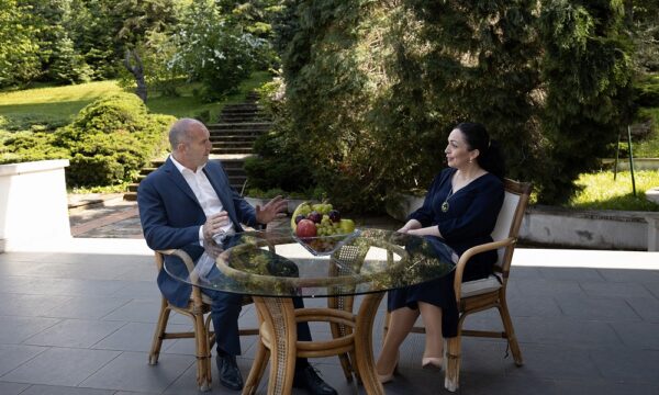 Osmani takohet me homologun bullgar, flasin për marrëdhëniet bilaterale mes shteteve