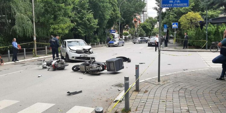 Aksident i rëndë te “kafet e vogla” në Prishtinë, vetura përplaset me 2 motoçikleta
