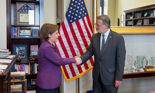 Gërvalla në Washington takohet me senatorin demokrat, diskutohet për anëtarësimin e Kosovës në NATO