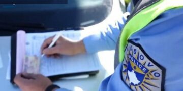 Kishte 21 pikë negative për shkak të kundërvajtjeve të përsëritura, 20-vjeçarit i anulohet leja e vozitjes