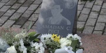 Ish-ushtari i UÇK-së i kushton poezi vajzës së dëshmorit Ramadan Peci, në përvjetorin e tij të rënies, ku nuk mungojnë as rrëfime nga familjarët, e nderime institucionale!