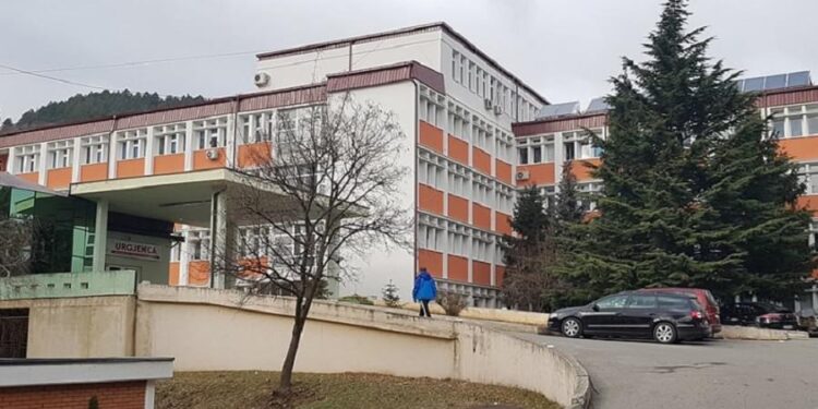 Përfshihet nga zjarri Spitali i Pejës