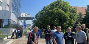 Punëtorët e “Kosova Thëngjillit” protestojnë para Qeverisë, fajësojnë Albin Kurtin e Nagip Krasniqin