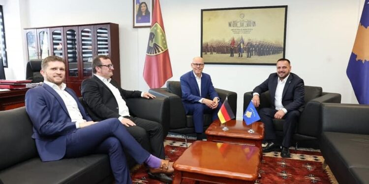 Maqedonci takohet me deputetin gjerman, i ankohet për rol destruktiv të Serbisë për paqe dhe siguri në Kosovë e rajon