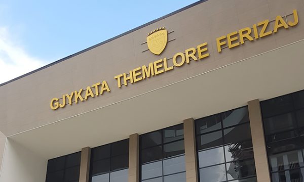 Një muaj paraburgim për gruan nga Shtimja që dyshohet se goditi me thikë e gurë babanë e saj