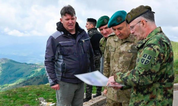 Komandanti i KFOR-it e takon në Kopaonik shefin e shtabit të ushtrisë serbe, flasin për sigurinë rajonale