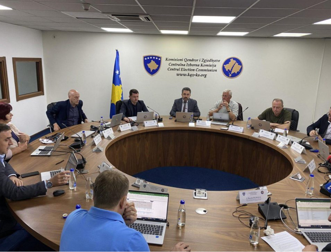 “Pikonte uji”: BE-ja i bën “për pesë pare” Radoniqin dhe KQZ-në për organizimin e dobët të “referendumit” në veri