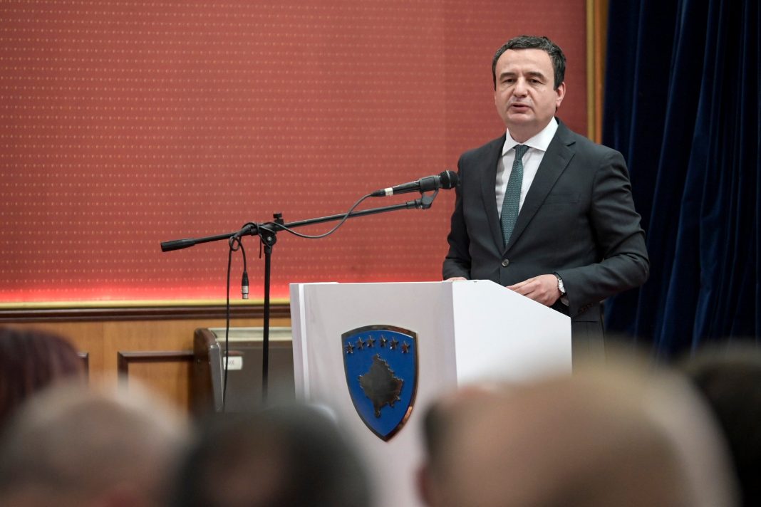 Kurti ​përkujton heroin Ali Ajeti në 35 – vjetorin e rënies së tij