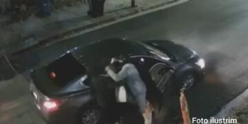 Pamje të rënda: Momenti kur të riun që u rrëmbye në Prishtinë, e hedhin nga vetura para Policisë
