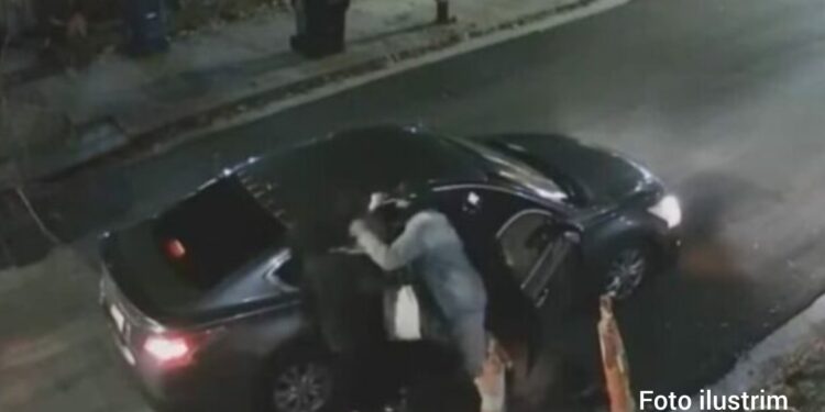 Pamje të rënda: Momenti kur të riun që u rrëmbye në Prishtinë, e hedhin nga vetura para Policisë