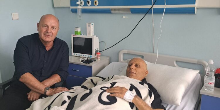 Ish-luftëtari i UÇK-së, Isa Xhemajlaj viziton në spital bashkëluftëtarin Fadil Xhekaj