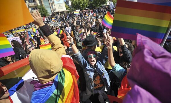 Ambasadat: Në Kosovë po vazhdon diskriminimi dhe gjuha e urrejtjes ndaj personave LGBTIQ+
