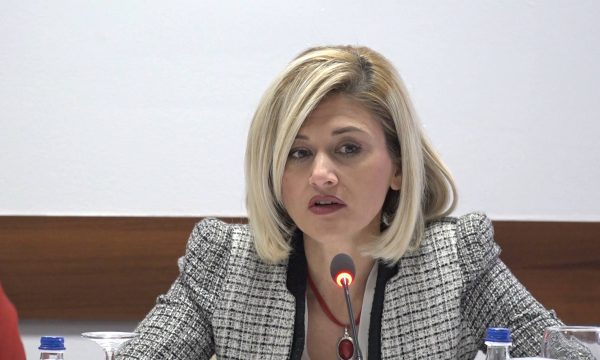 Shtyhet rigjykimi për padinë e Mimoza Kusari-Lilës ndaj Ardian Gjinit për shpifje dhe fyerje