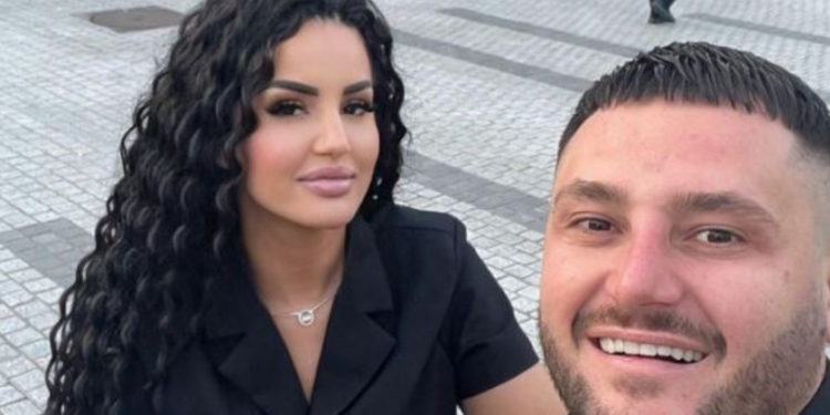 Pas ndarjes së bujshme nga Xhensila Myrtezaj, Bes Kallaku në një lidhje të re? Kush është vajza që shoqëron këngëtarin në koncerte