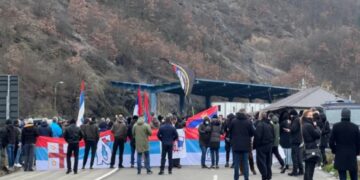 Serbët protestojnë në kufi me Kosovën: Kërkojnë që Serbia ta shpall okupimin e Kosovës
