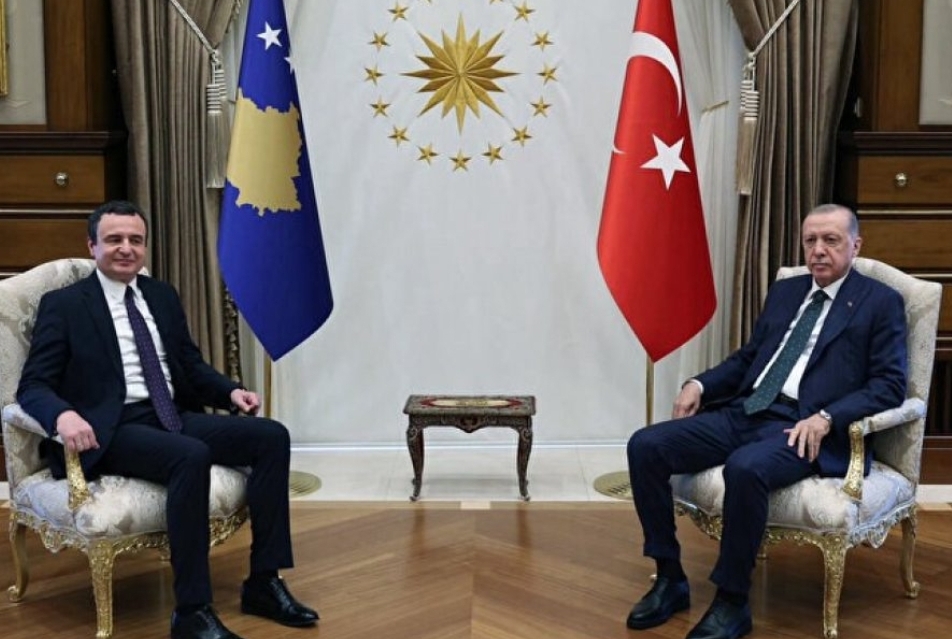 Dikur i thoshte ‘autokrat’ dhe e krahasonte me Putinin, sot Kurti pritet me ceremoni të larta nga Erdogan