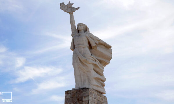 Kurti poston një foto të monumentit “Nëna Shqipëri”: Vetëm dëshmorët e kanë përfunduar angazhimin për vendin