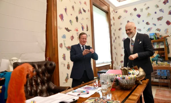 Cameron e falendëron në shqip Ramën pasi numri i anijeve ilegale me migrantë bie për 90%