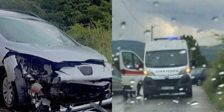 Pamje/Aksident trafiku në Dollovë të Klinë, autoambulanca në vendin e ngjarjes