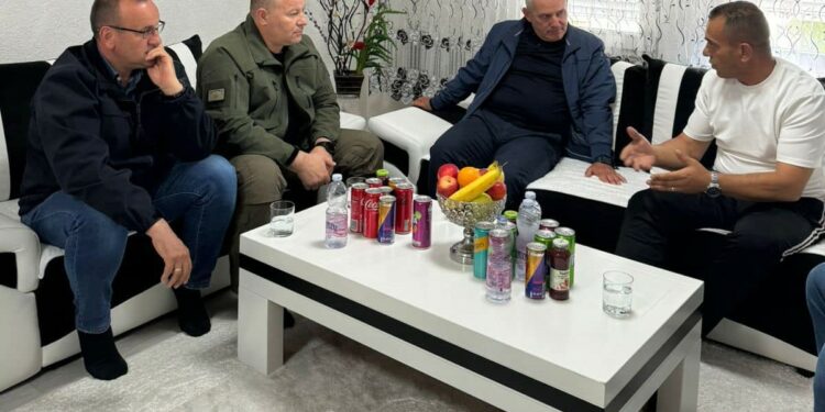 Sveçla dhe Hoxha vizitojnë policin që u plagos gjatë intervenimit në një vjedhje në Kishën e Zllakuqanit