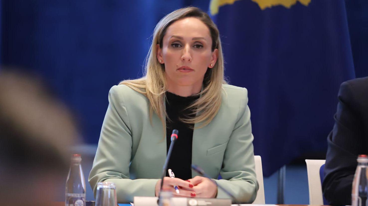 Deputetja e AAK-së: Kusari-Lila të tregojë pse Kosova është nën sanksione e jo të shpërndajë gënjeshtra