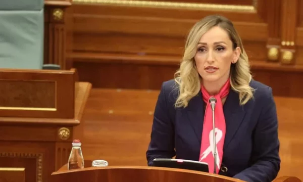 Regresi prej 19 vendesh në lirinë e medias, Bytyqi e AAK-së: Sigurisht, ”duartrokitjet’’ shkojnë për Albin Kurtin
