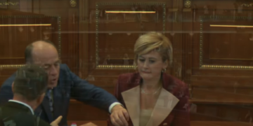 Tension në Kuvend, Saranda Bogujevci e fton sigurimin t’i largojë nga salla deputetët Zyba dhe Shala – kërkesa nuk përfillet