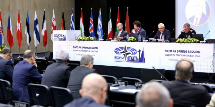 Serbia i kërkon NATO-s të mos ia avancojë statusin Kosovës