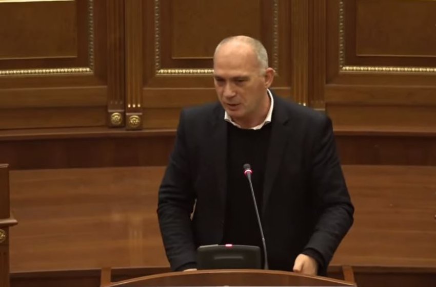 Deputeti Humolli: Duhet të shkarkohet qeveria