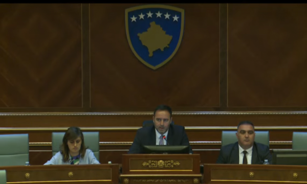 “Mos po doni me ketë ‘harxh’ me shpërnda edhe Kuvendin?”, Konjufca tregon “pyetjen” e Tahirit të PDK-së