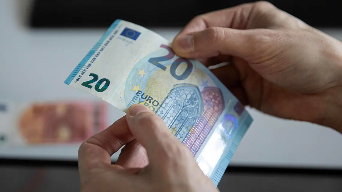 Zyrtarët e një banke në Prizren raportojnë se në bankomatin e tyre janë deponuar 705 euro fals