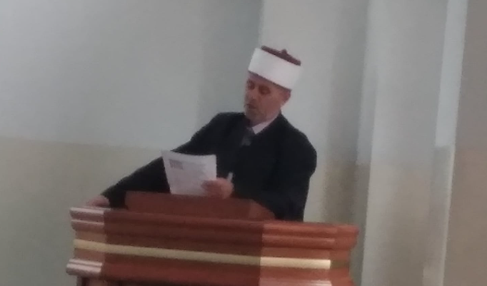 “Me ia shti dorën, kumeditë ku i çoj mentë”, hoxha nga Vushtrria kritika për mbajtjen e mbrëmjes së maturës