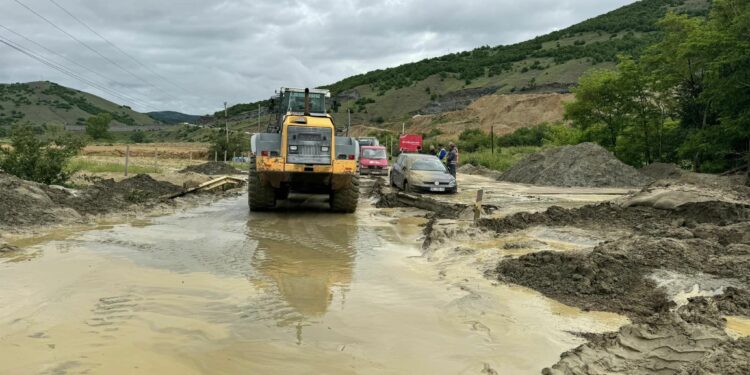 Shembet dheu në Kishnicë, bllokohet rruga Prishtinë-Gjilan (Pamje)