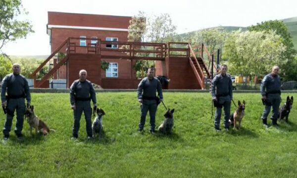 Brenda bazës së njësisë “K9” të Policisë së Kosovës, shembullit të partneritetit njeri – qen
