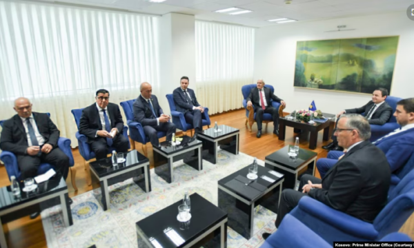 Kurti u përgjigjet atyre që e refuzuan për takim: Mendova se është më së miri të takohemi të gjithë së bashku