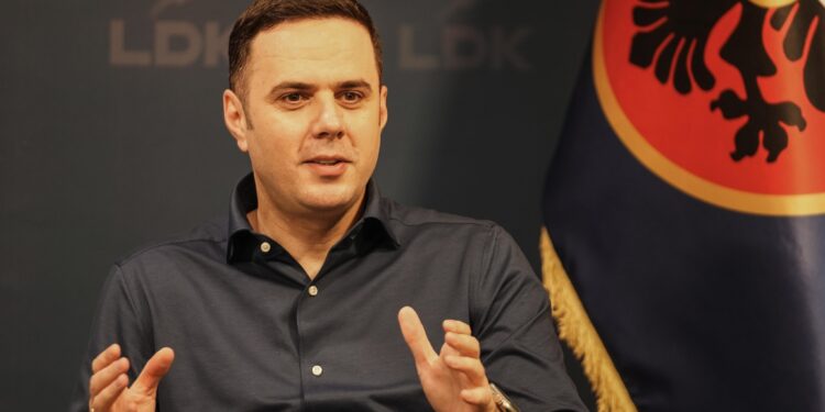Abdixhiku nga Suhareka godet Kurtin: Nuk është patriotizëm me të ikë 50 mijë njerëz nga Kosova