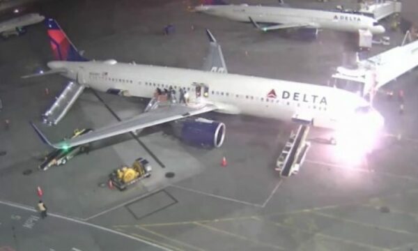 Momenti kur aeroplani ‘përfshihet nga zjarri’ dhe pasagjerët largohen nga ‘rrëshqitëset emergjente’ në aeroportin e Seattle