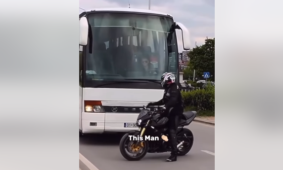 Motoristi në Prishtinë ia bllokon rrugën autobusit që ta marrë një të moshuar, pamjet bëhen virale