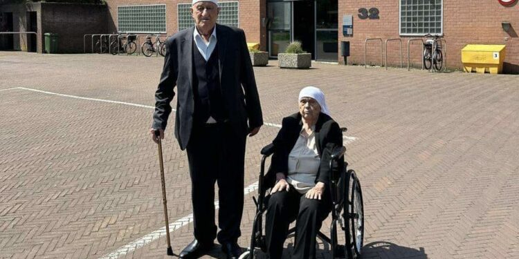 Nëna dhe babai i Thaçit marrin sërish rrugën e largët nga Kosova në Holandë për t’u çmallur me djalin e tyre