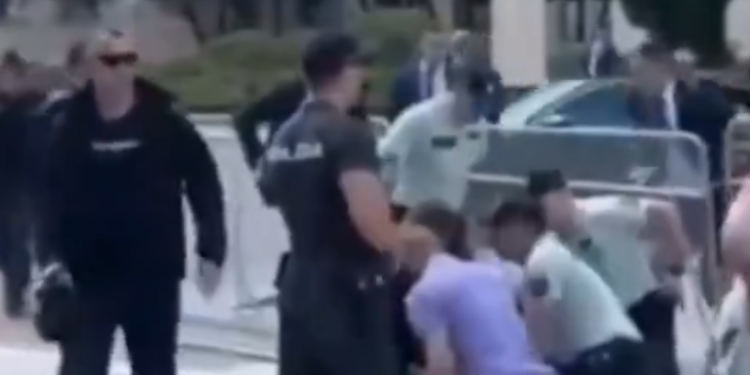 Dalin pamjet kur policia e arreston të dyshuarin që plagosi me armë kryeministrin e Sllovakisë