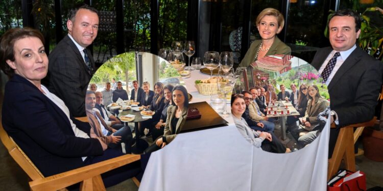 Kohë zgjedhjesh- Kusari-Lila lë pak anash restaurantet luksoze, hanë pak byrek me çaj rusi