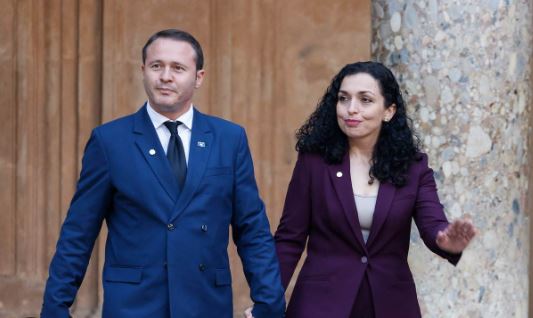 Pas fotografisë së Presidentës me kapelë Teksasi, Zotëriu i Parë reagon me një shprehje tipike kaubojësh “Yeehaw”